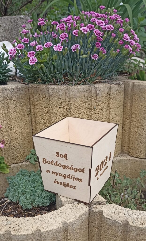 Kaspó egyedi felirattal