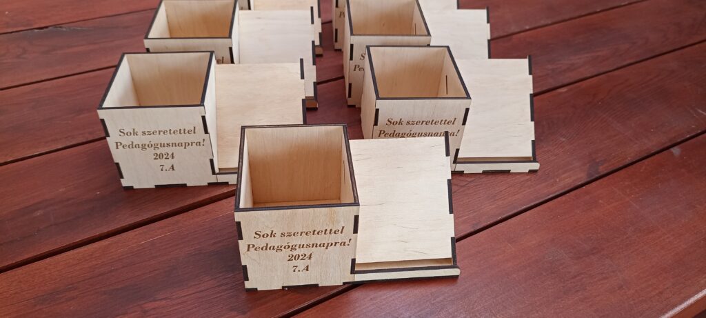 Tolltartó és telefontartó