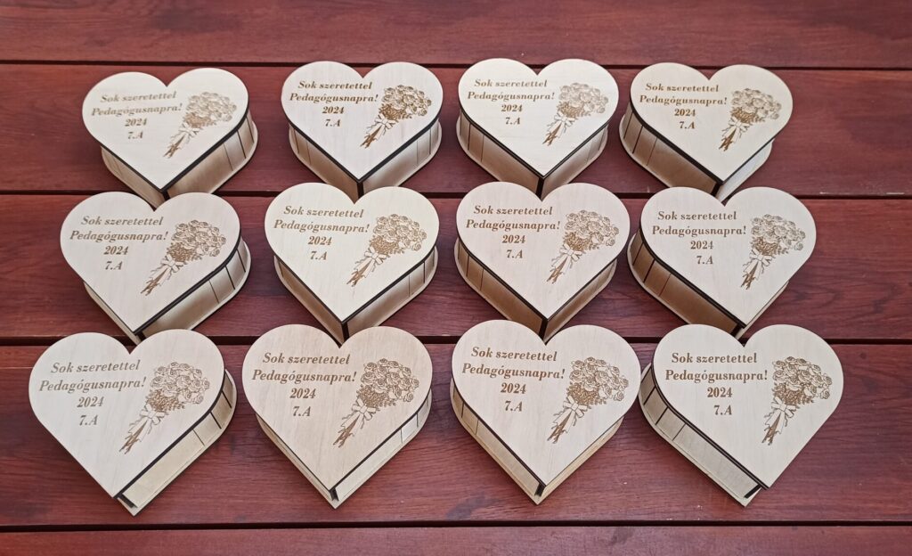 Ballagási ajándék szív dobozok