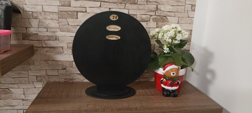 Fekete teljes kör öröknaptár